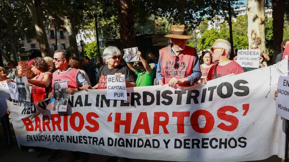 Archivo - Decenas de personas, del colectivo Barrios Hartos, se concentran en la puesta del Ayuntamiento de Sevilla - Rocío Ruz - Europa Press - Archivo