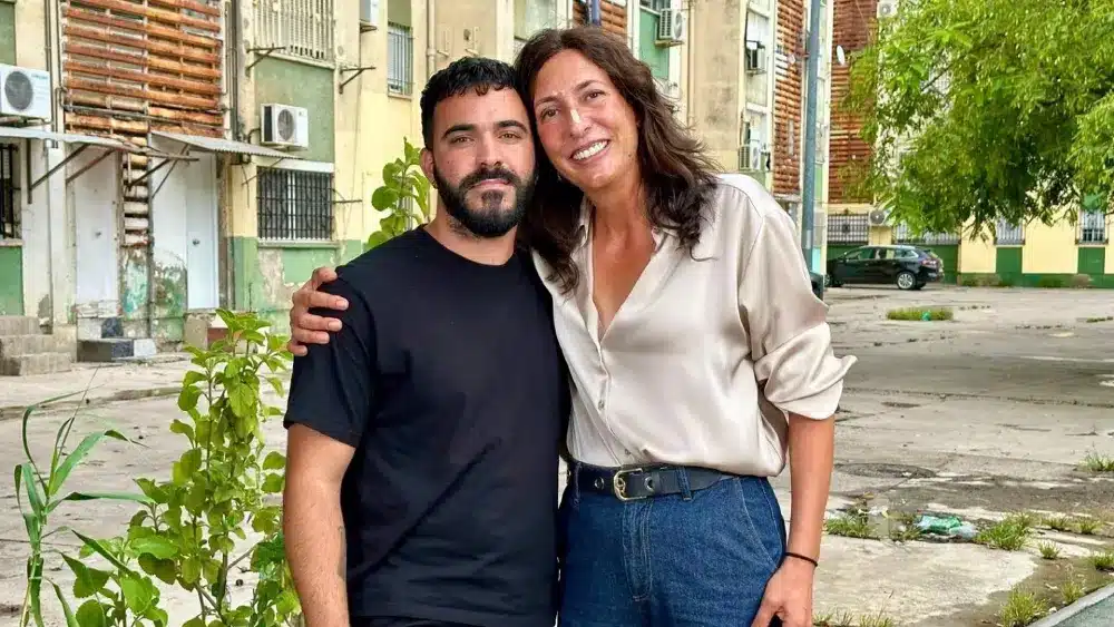 El 'influencer' Manuel Jiménez y la consejera de Inclusión Social, Juventud, Familias e Igualdad, Loles López. - JUNTA DE ANDALUCÍA