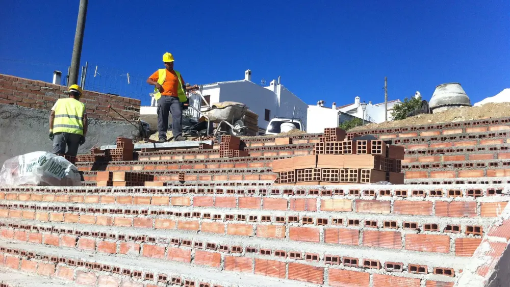 Archivo - Obras, obreros, albañil, trabajo - EUROPA PRESS/ DIPUTACIÓN - Archivo