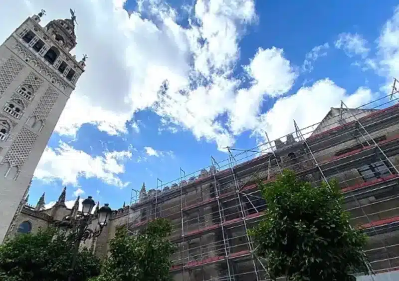 Obras en la fachada de la Catedral de Sevilla a la calle Cardenal Amigo Vallejo. - CABILDO DE SEVILLA
