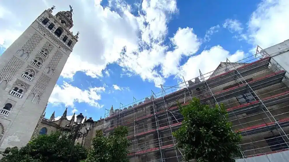 Obras en la fachada de la Catedral de Sevilla a la calle Cardenal Amigo Vallejo. - CABILDO DE SEVILLA