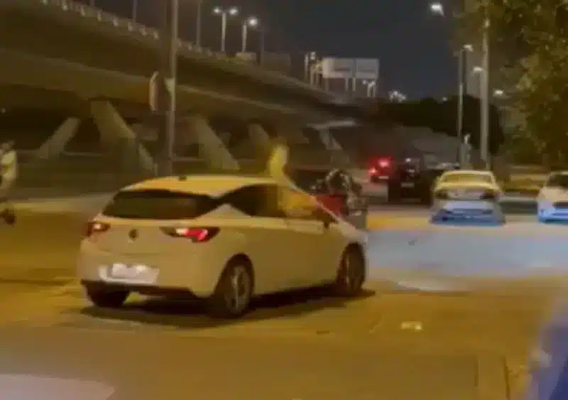 Momento en el que el coche recibe el impacto de una piedra. SA