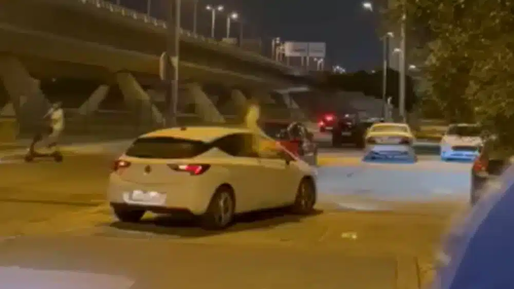 Momento en el que el coche recibe el impacto de una piedra. SA