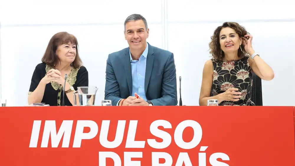 (I-D) La presidenta del PSOE, Cristina Narbona, el presidente del Gobierno y Secretario General del PSOE, Pedro Sánchez y la vicesecretaria general del PSOE, vicepresidenta primera del Gobierno y ministra de Hacienda, María Jesús Montero, durante la reuni - Marta Fernández - Europa Press