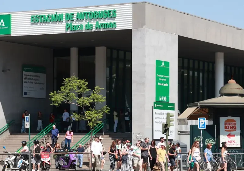 Archivo - Turistas y viandantes en las inmediaciones de la Estación de Autobuses de Plaza de Armas de Sevilla. A 7 de agosto de 2024, en Sevilla (Andalucía, España). - ROCÍO RUZ / EUROPA PRESS - Archivo