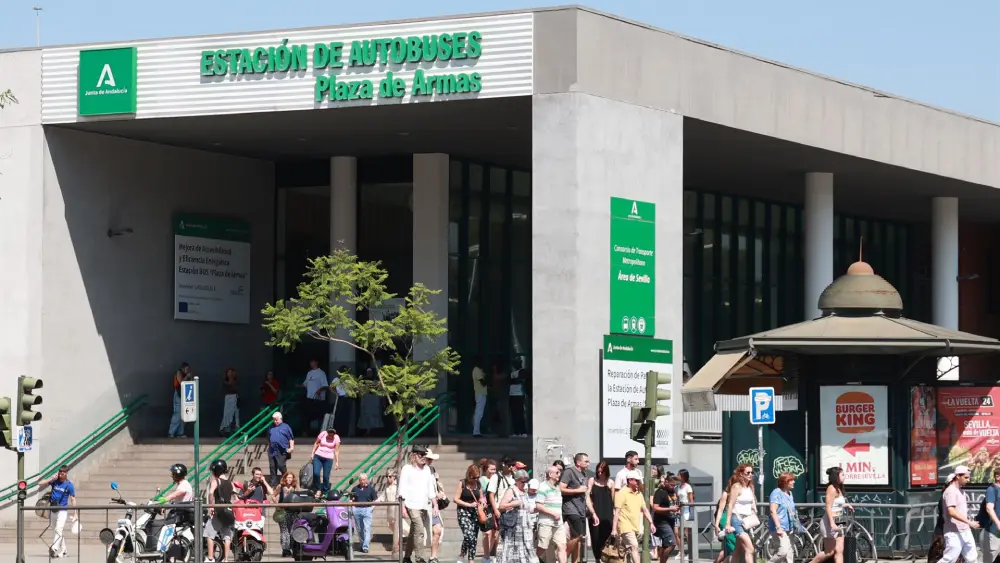 Archivo - Turistas y viandantes en las inmediaciones de la Estación de Autobuses de Plaza de Armas de Sevilla. A 7 de agosto de 2024, en Sevilla (Andalucía, España). - ROCÍO RUZ / EUROPA PRESS - Archivo