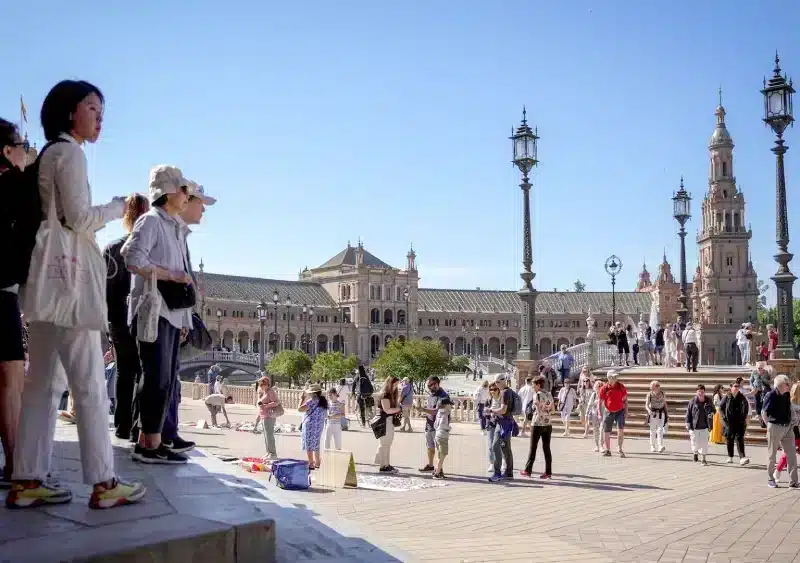 Archivo - Turistas pasean por la Plaza de España - María José López - Europa Press - Archivo