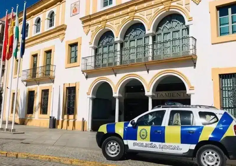 Archivo - Coche patrulla de la Policía Local ante el Ayuntamiento de Dos Hermanas - DOS HERMANAS - Archivo