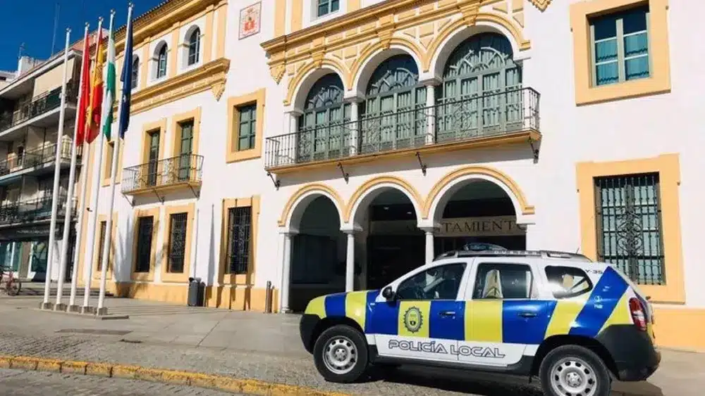 Archivo - Coche patrulla de la Policía Local ante el Ayuntamiento de Dos Hermanas - DOS HERMANAS - Archivo