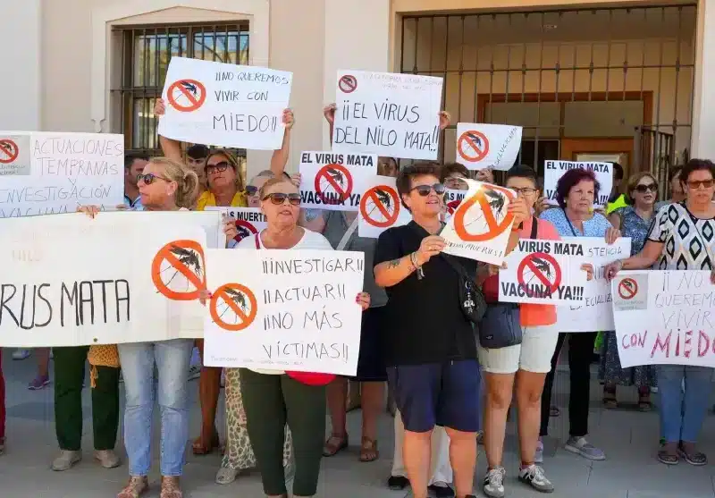 Imágenes de la protesta de los vecinos por las muertes a causa del virus de la fiebre del Nilo - Francisco J. Olmo - Europa Press