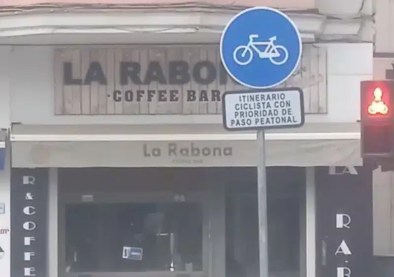 Señal de «intinerario ciclista…» al inicio del carril-bici de Luis de Morales. @AContramanoSVQ