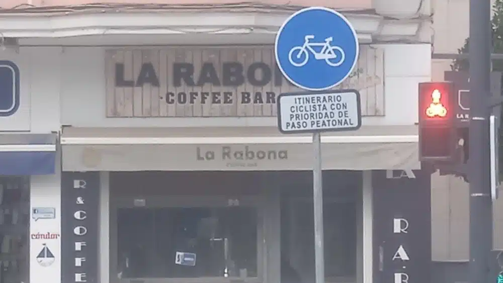 Señal de «intinerario ciclista…» al inicio del carril-bici de Luis de Morales. @AContramanoSVQ