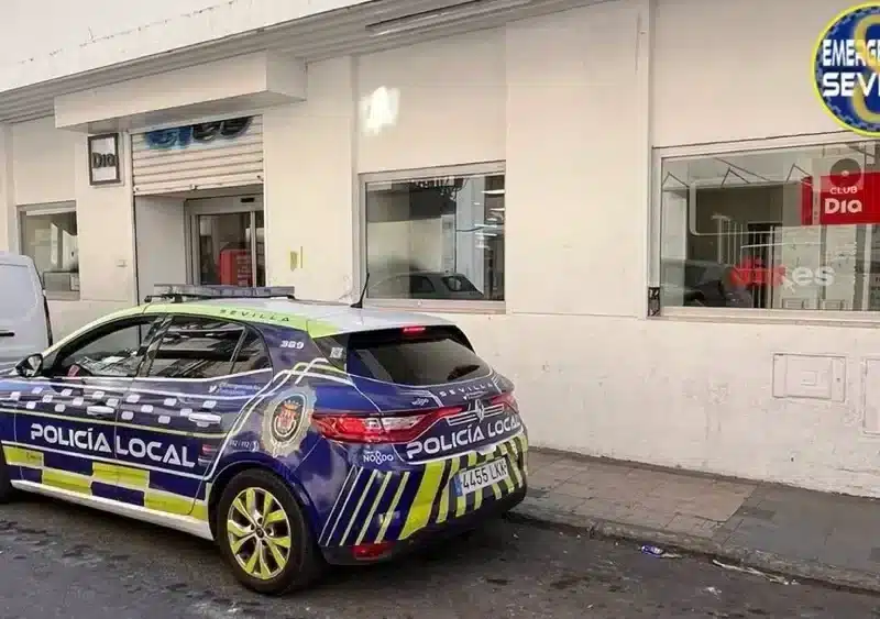 Vehículo de la Policía Local en el lugar de los hechos. - AYUNTAMIENTO DE SEVILLA