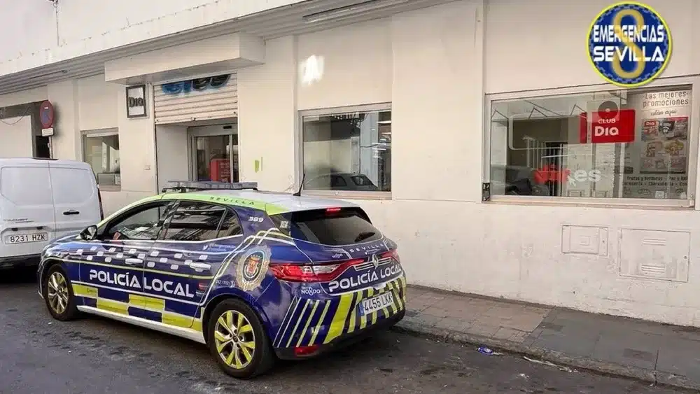 Vehículo de la Policía Local en el lugar de los hechos. - AYUNTAMIENTO DE SEVILLA