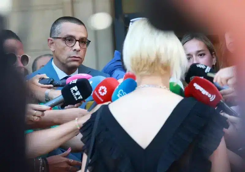 El abogado José Antonio Sires (i), y la mujer denunciante (d)atienden a los medios de comunicación ante los Juzgados de Sevilla - Rocío Ruz - Europa Press