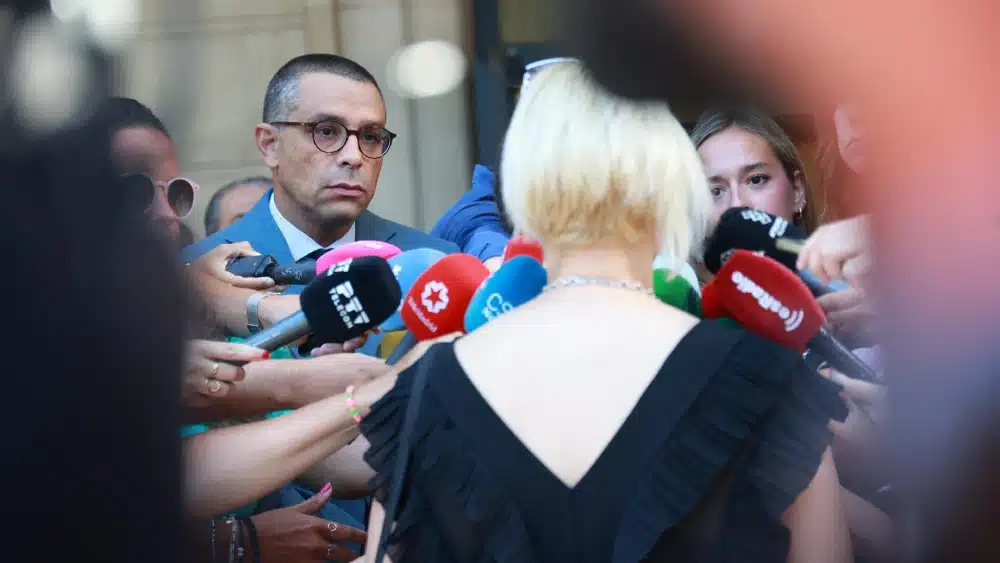 El abogado José Antonio Sires (i), y la mujer denunciante (d)atienden a los medios de comunicación ante los Juzgados de Sevilla - Rocío Ruz - Europa Press