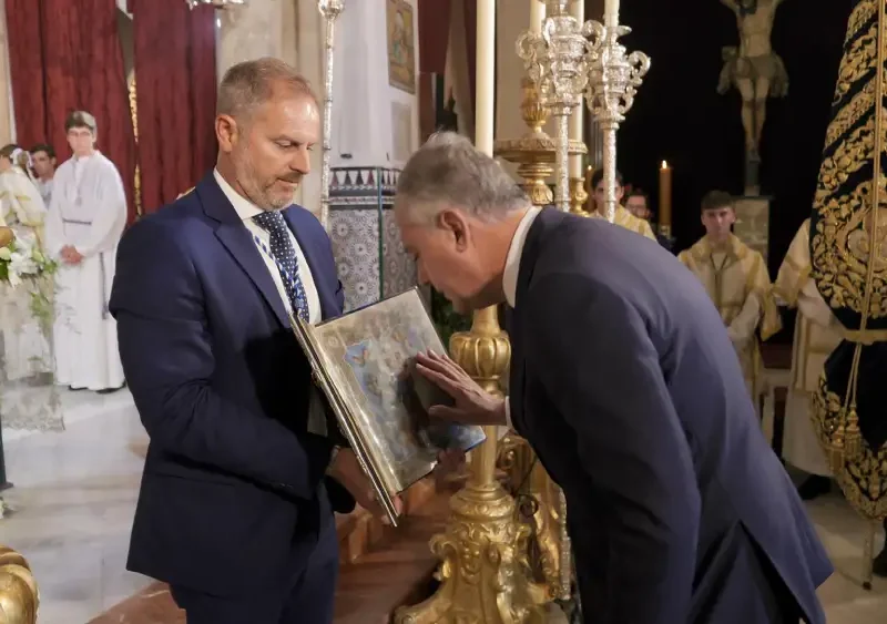 El alcalde de Sevilla, José Luis Sanz, renueva, en nombre de la corporación municipal, el voto de acción de gracias a la Hiniesta 375 años después - AYUNTAMIENTO DE SEVILLA