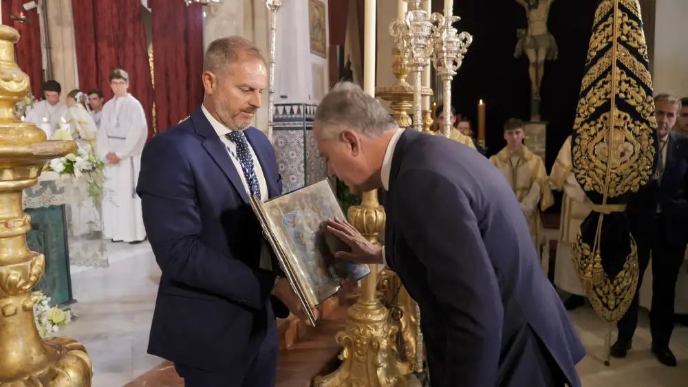 El alcalde de Sevilla, José Luis Sanz, renueva, en nombre de la corporación municipal, el voto de acción de gracias a la Hiniesta 375 años después - AYUNTAMIENTO DE SEVILLA