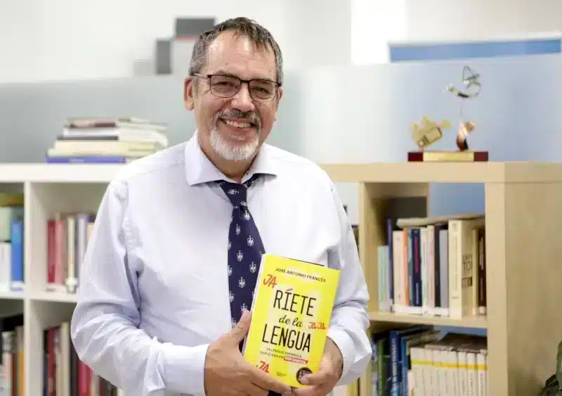 José Antonio Francés posando con su nuevo libro «Ríete de la lengua» / Francisco Amador