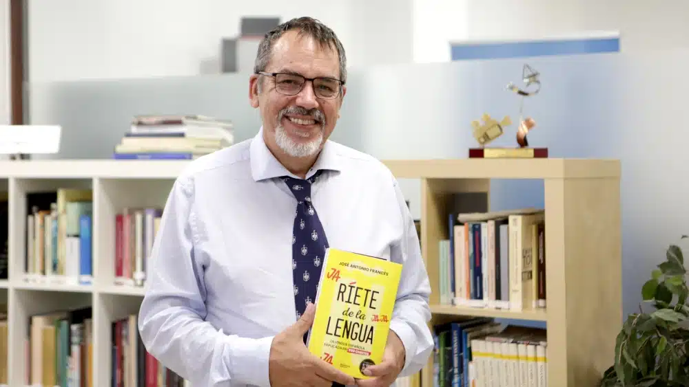 José Antonio Francés posando con su nuevo libro «Ríete de la lengua» / Francisco Amador