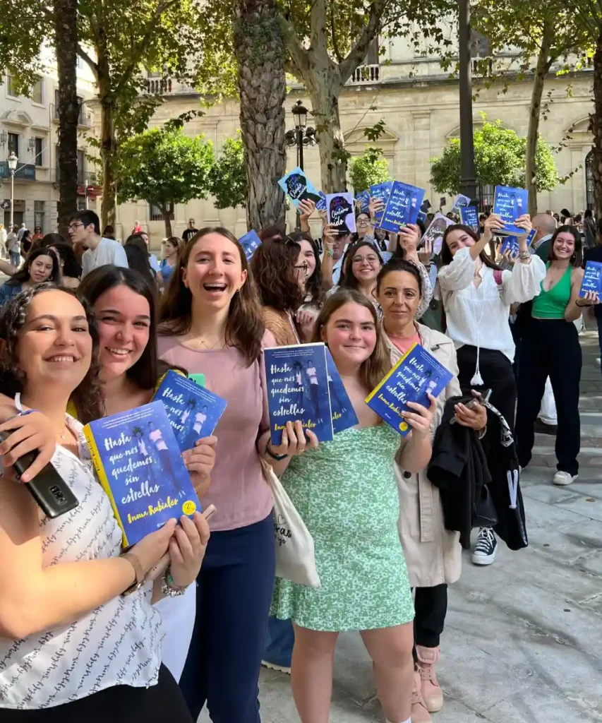 Firma de libros de Inma Rubiales en la Plaza Nueva de Sevilla / Cedida