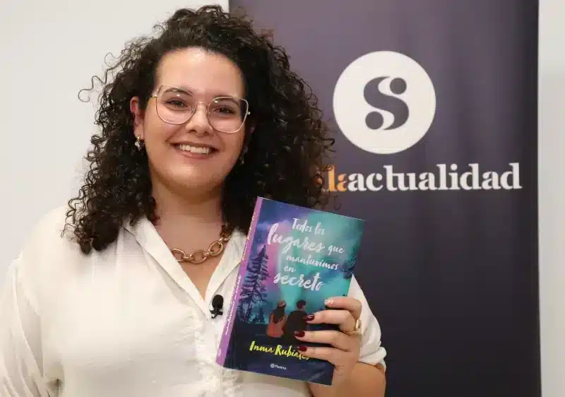 Inma Rubiales posando con su última novela «Todos los lugares que mantuvimos en secreto» / Coral Gata
