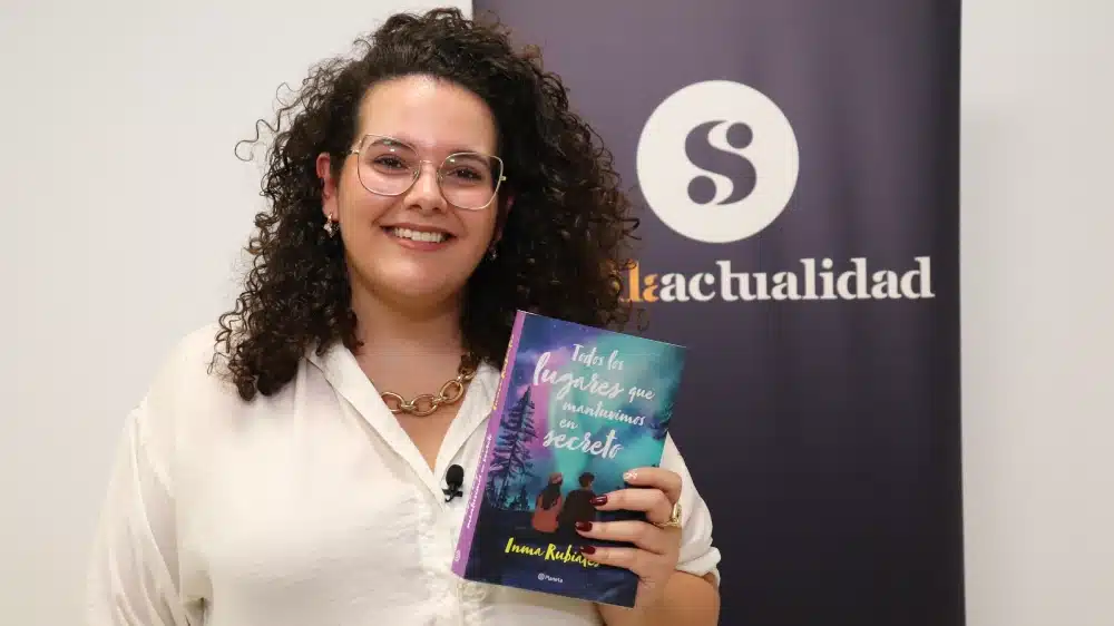 Inma Rubiales posando con su última novela «Todos los lugares que mantuvimos en secreto» / Coral Gata