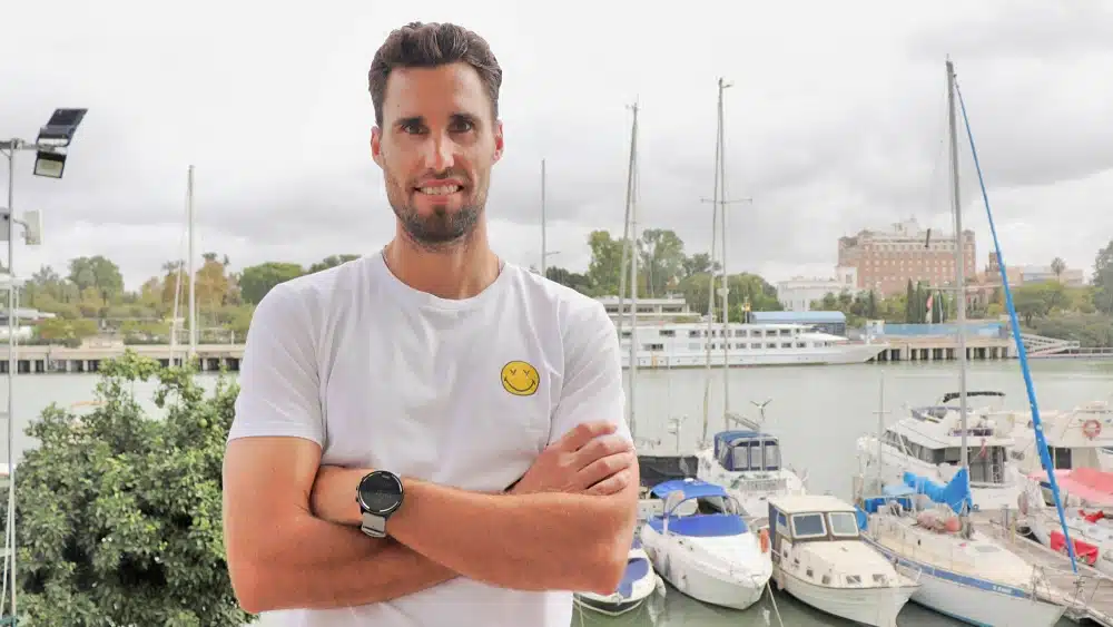 Jaime Canalejo atiende a Sevilla Actualidad en el Club Nautico / Coral Gata