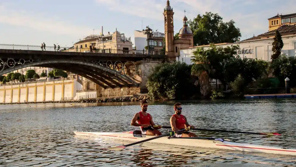Jaime Canalejo y Javier García junto al Puente de Triana / Cedida