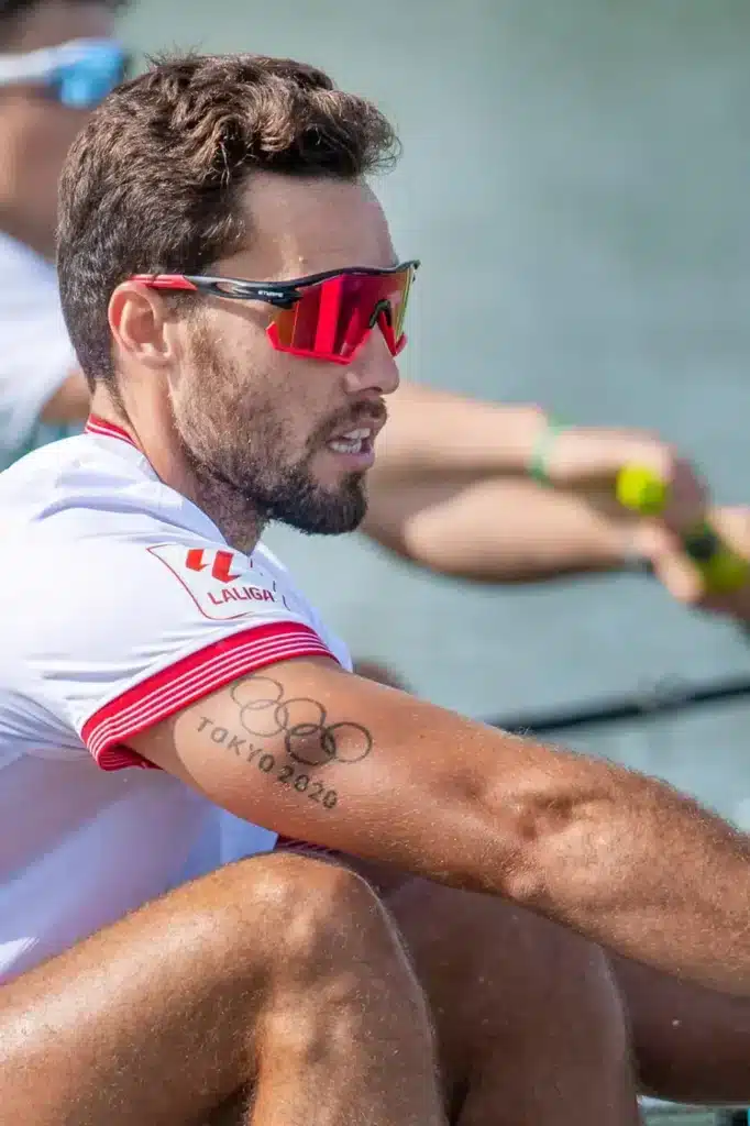 Jaime Canalejo con la camiseta del Sevilla Fútbol Club en la Regata Sevilla-Betis