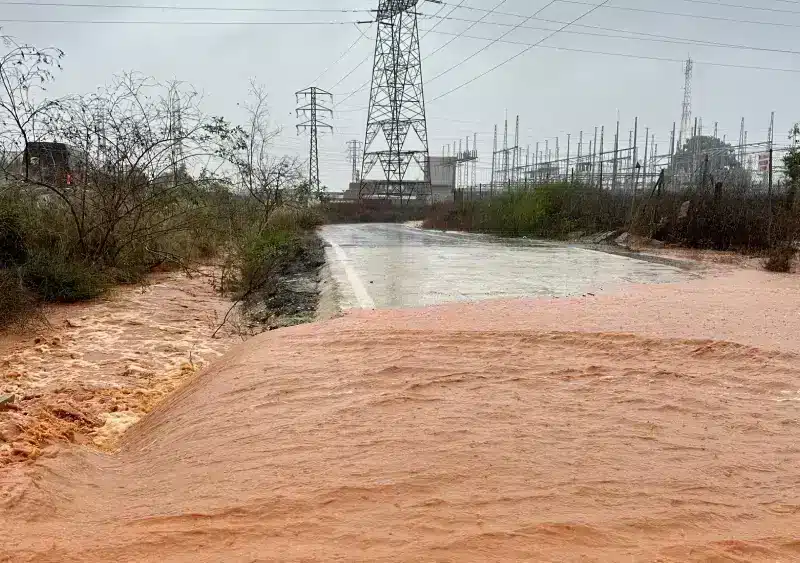 La vía de servicio de la carretera Alcalá-Dos Hermanas inundada. Álvaro Vázquez