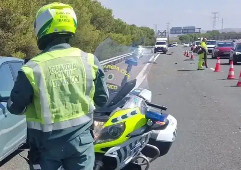 Archivo - Agente de la Guardia Civil de Tráfico en un accidente. Imagen de archivo. - GUARDIA CIVIL - Archivo