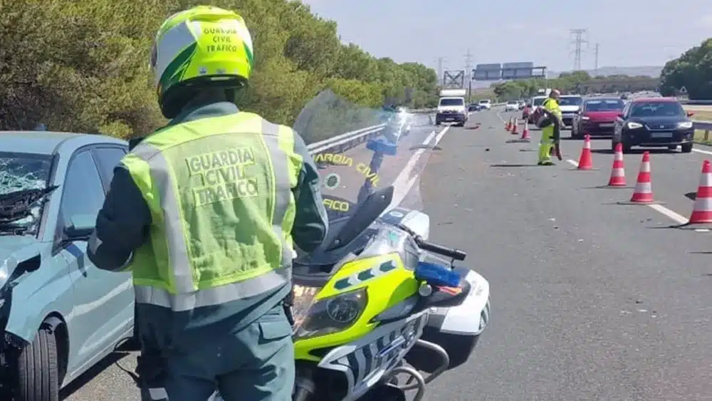 Archivo - Agente de la Guardia Civil de Tráfico en un accidente. Imagen de archivo. - GUARDIA CIVIL - Archivo