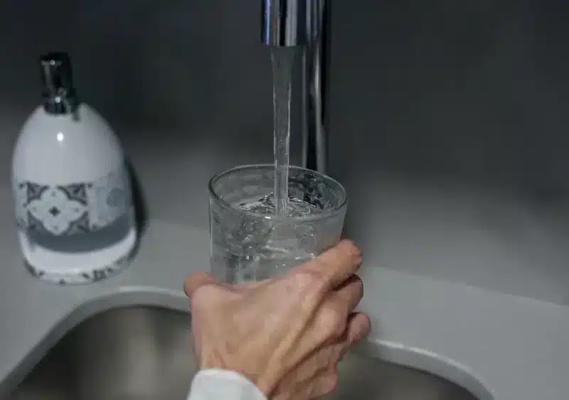 Archivo - Una persona llena un vaso de agua de un grifo - Ricardo Rubio - Europa Press - Archivo