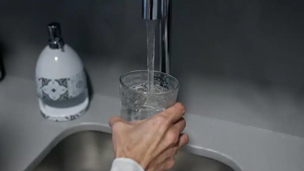 Archivo - Una persona llena un vaso de agua de un grifo - Ricardo Rubio - Europa Press - Archivo