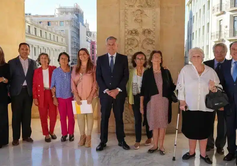 El alcalde de Sevilla, con familiares de Joselito El Gallo, en el Ayuntamiento. - AYTO.DE SEVILLA