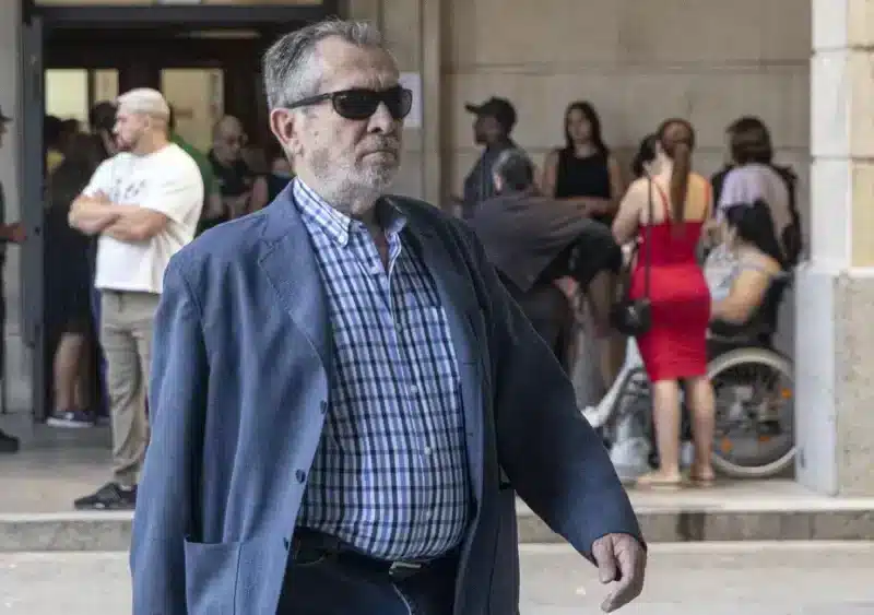 Archivo - El exdelegado de la Consejería de Empleo en Sevilla Antonio Rivas, a su llegada al inicio del juicio de la pieza separada de ERE correspondiente a las ayudas concedidas a Surcolor y Surcolor Óptica - María José López - Europa Press - Archivo