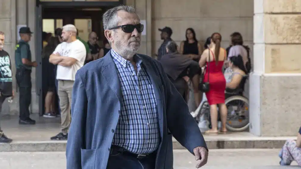 Archivo - El exdelegado de la Consejería de Empleo en Sevilla Antonio Rivas, a su llegada al inicio del juicio de la pieza separada de ERE correspondiente a las ayudas concedidas a Surcolor y Surcolor Óptica - María José López - Europa Press - Archivo