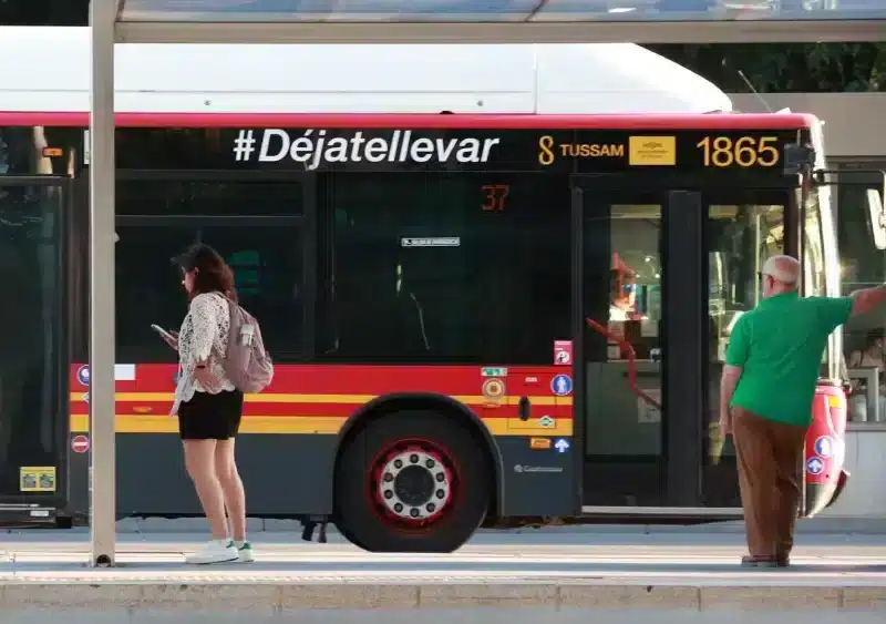 Archivo - Autobús del servicio municipal en el centro de Sevilla. - ROCÍO RUZ / EUROPA PRESS - Archivo
