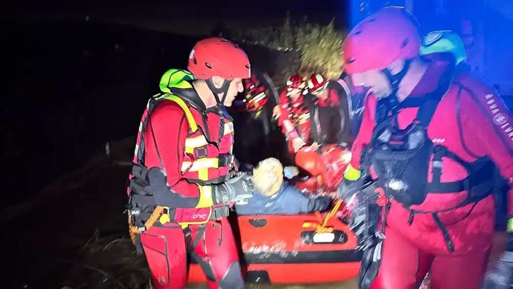 Efectivos de los bomberos del Aljarafe en un rescate por el temporal este pasado miércoles - BOMBEROS DEL ALJARAFE