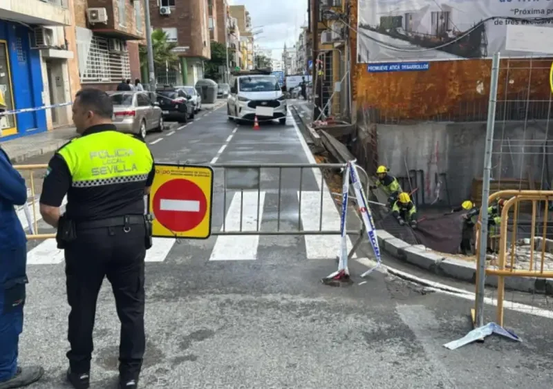 Agentes de la Policía Local tras el corte al tráfico en el cruce entre Constancia y Trabajo. - EMERGENCIAS SEVILLA