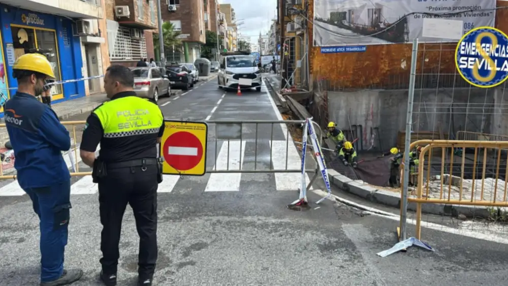 Agentes de la Policía Local tras el corte al tráfico en el cruce entre Constancia y Trabajo. - EMERGENCIAS SEVILLA
