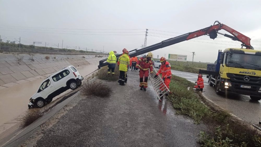 Rescate del accidentado en el canal de las Fresas de Utrera - AYUNTAMIENTO DE UTRERA