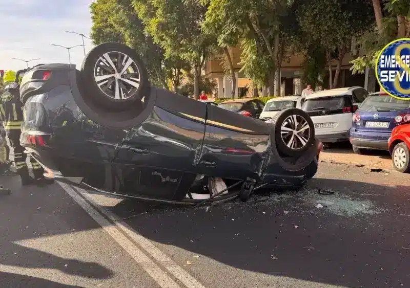 Imagen del coche volcado en la avenida José Díaz - EMERGENCIAS SEVILLA