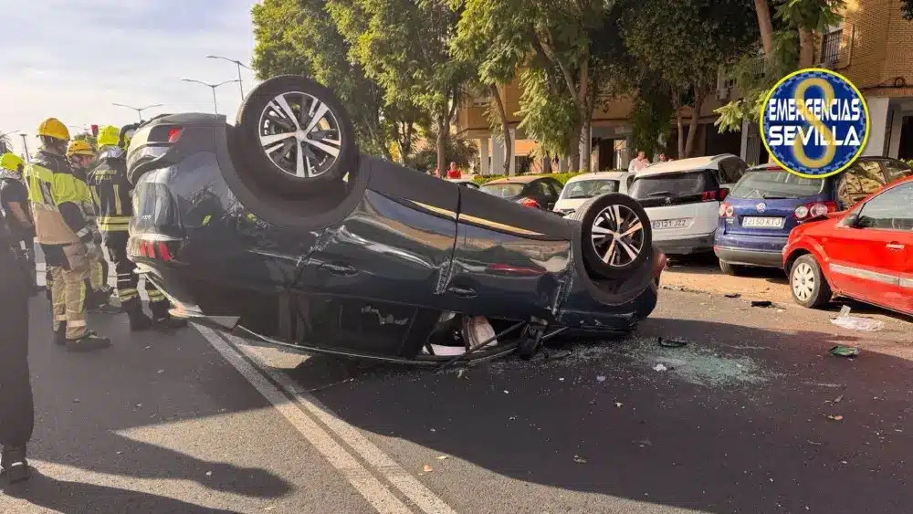 Imagen del coche volcado en la avenida José Díaz - EMERGENCIAS SEVILLA