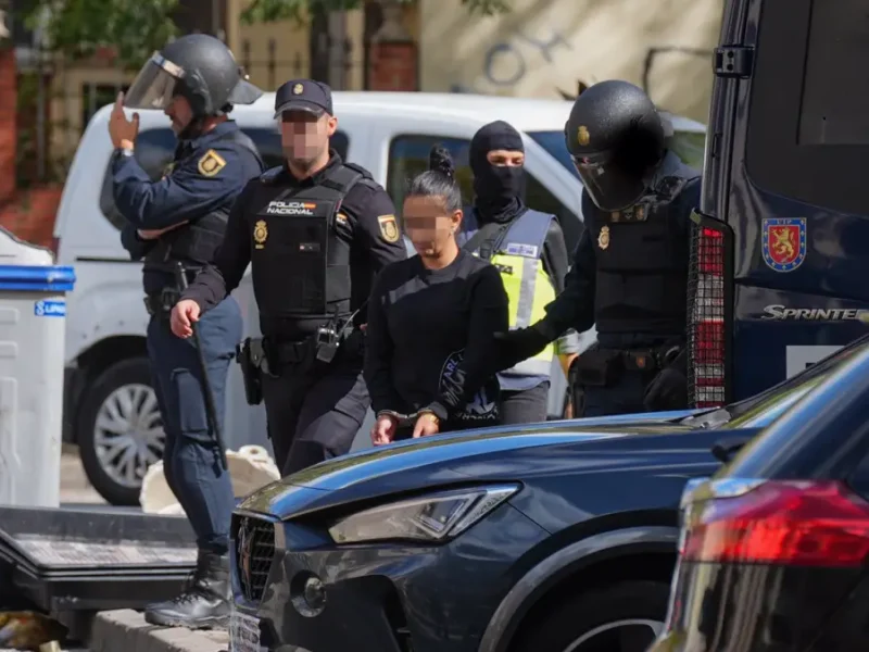 Efectivos de la Policía Nacional desplegados en el Polígono Sur con una mujer detenida - María José López - Europa Press