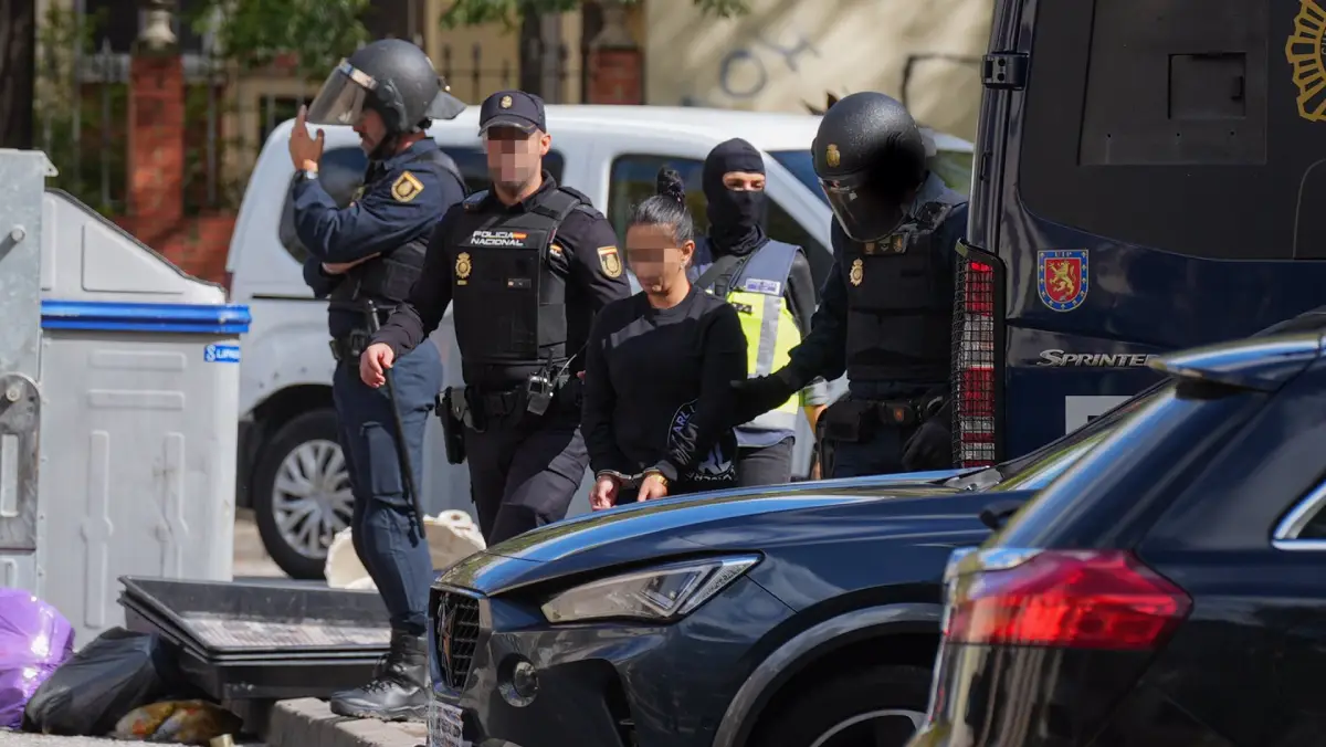 Efectivos de la Policía Nacional desplegados en el Polígono Sur con una mujer detenida - María José López - Europa Press