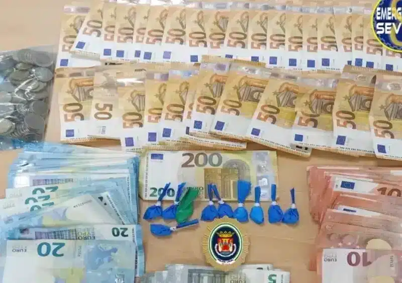 Dinero en metálico y droga intervenida al detenido. - AYUNTAMIENTO DE SEVILLA