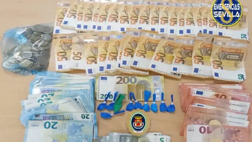 Dinero en metálico y droga intervenida al detenido. - AYUNTAMIENTO DE SEVILLA