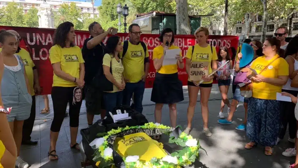 Archivo - Concentración y performance de 'Escuelas de Calor' - AMPA VALDÉS LEAL - Archivo